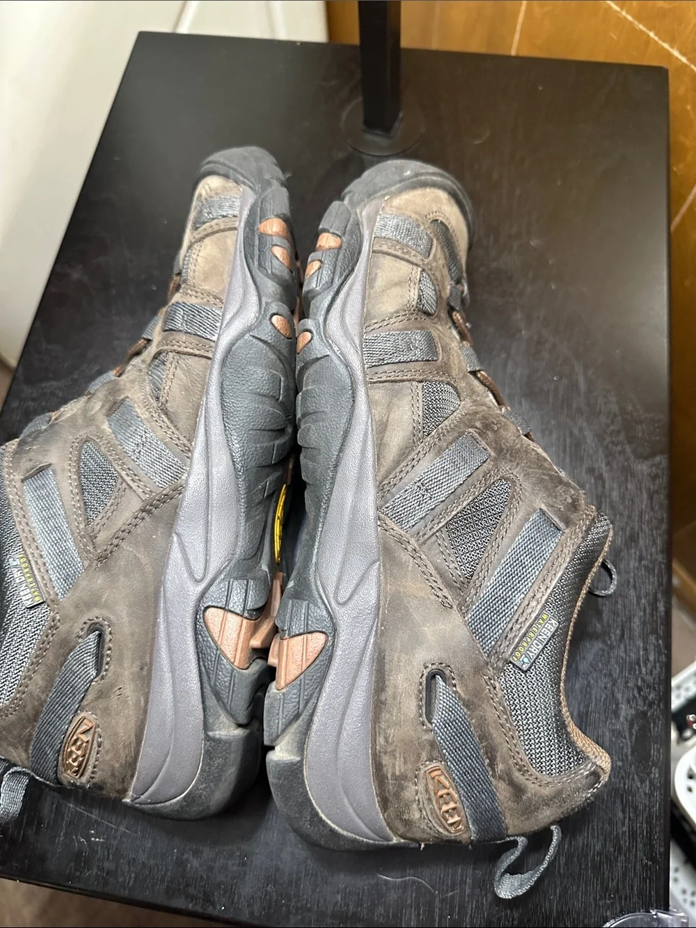 Keen Siskiyou Mid Top Outdoor Hiking Shoes. Men’s 10